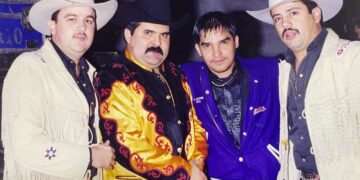 Recta junto a Salomón Robles e Isaías Lucero y uno de sus músicos.   