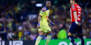 Chivas tendrá que pagar esta millonaria multa por insultos hacia Julián Quiñones