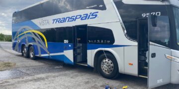 Autobús derrama combustible en carretera