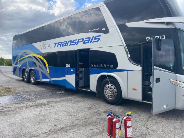 Autobús derrama combustible en carretera