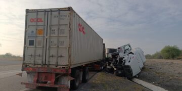 Chocan dos tractocamiones en Carretera Federal 83