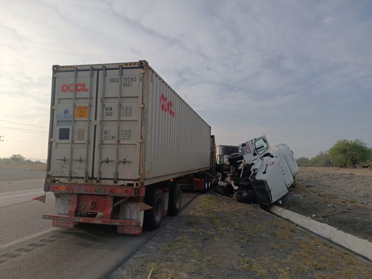 Chocan dos tractocamiones en Carretera Federal 83