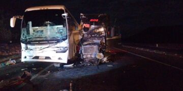Choque de autobús y tractocamión en Carretera Victoria-Zaragoza