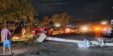 Chocan contra poste y dejan sin luz a colonias