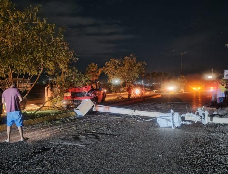 Chocan contra poste y dejan sin luz a colonias