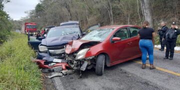 Choque frontal deja lesionados en carretera tramo a Llera