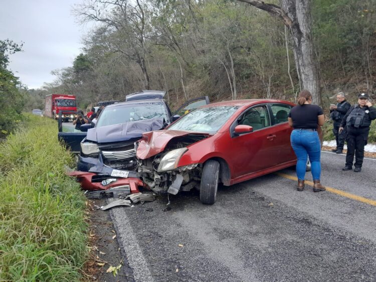 Choque frontal deja lesionados en carretera tramo a Llera