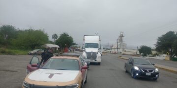 Choque entre tráiler y automóvil deja solo daños materiales en Carretera Victoria-Monterrey