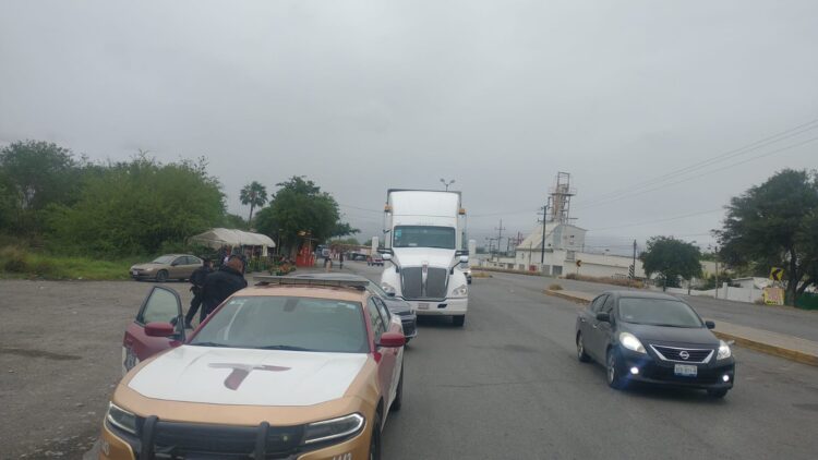 Choque entre tráiler y automóvil deja solo daños materiales en Carretera Victoria-Monterrey