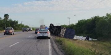 Desprendimiento de remolque cargado de fertilizante orgánico