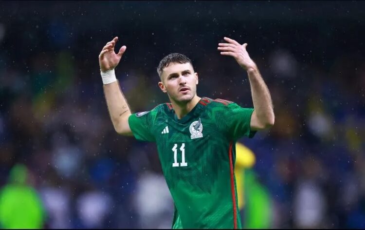 Santi Giménez sorprende con duro mensaje sobre futbolistas mexicanos