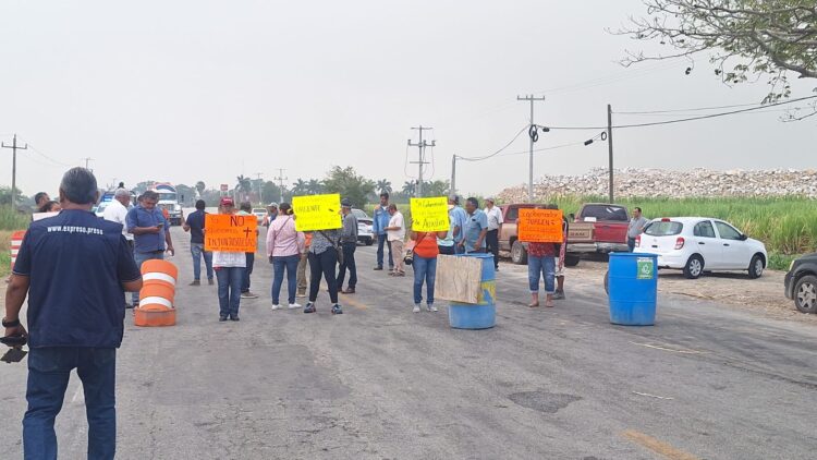 Manifestantes cierran circulación en Carretera Victoria-Monterrey
