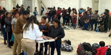 Aseguran a 226 migrantes que viajaban en tráiler