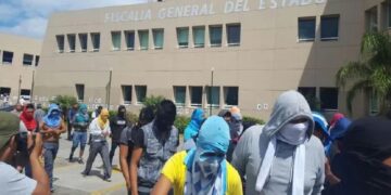 Ayotzinapa: Normalistas irrumpen en Fiscalía de Guerrero
