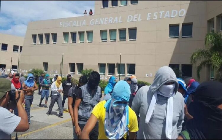 Ayotzinapa: Normalistas irrumpen en Fiscalía de Guerrero