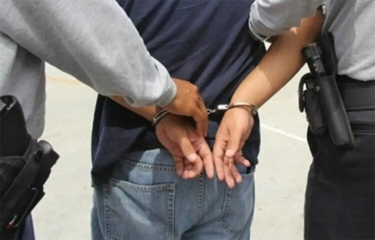 Se entregan 2 policías de Guerrero que estarían ligados al asesinato de normalista