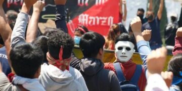 Normalistas de Ayotzinapa protestan en el Poder Judicial de Guerrero