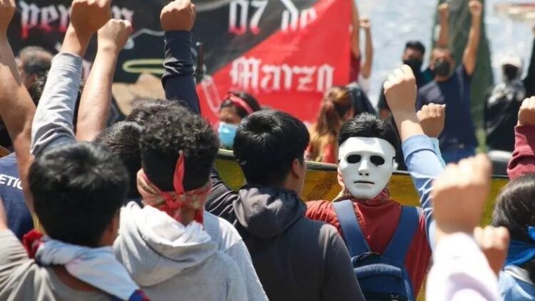 Normalistas de Ayotzinapa protestan en el Poder Judicial de Guerrero