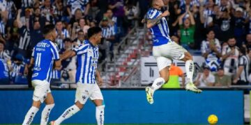 Rayados recupera liderato con goleada a Pumas