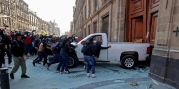 Tras irrupción de normalistas de Ayotzinapa, AMLO dice que serán recibidos por Gobernación