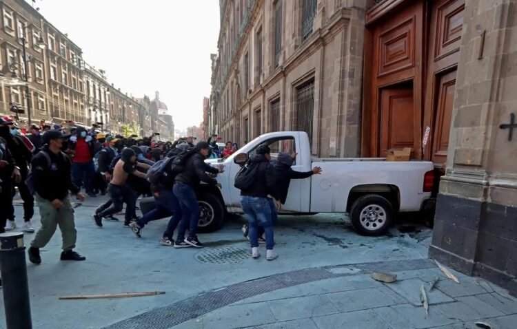 Tras irrupción de normalistas de Ayotzinapa, AMLO dice que serán recibidos por Gobernación