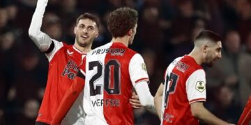 Santi Giménez anota y colabora en triunfo del Feyenoord