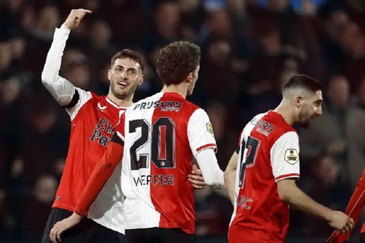 Santi Giménez anota y colabora en triunfo del Feyenoord