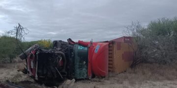 Fuerte choque entre tráiler y Hummer de la SEDENA en carretera a Llera