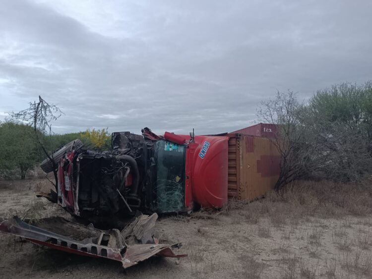 Fuerte choque entre tráiler y Hummer de la SEDENA en carretera a Llera