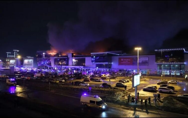 Se registra tiroteo en sala de conciertos en Moscú