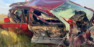 Persona fallece en choque entre automóvil y tractocamión