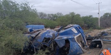 Vuelca pipa en la Carretera a Llera
