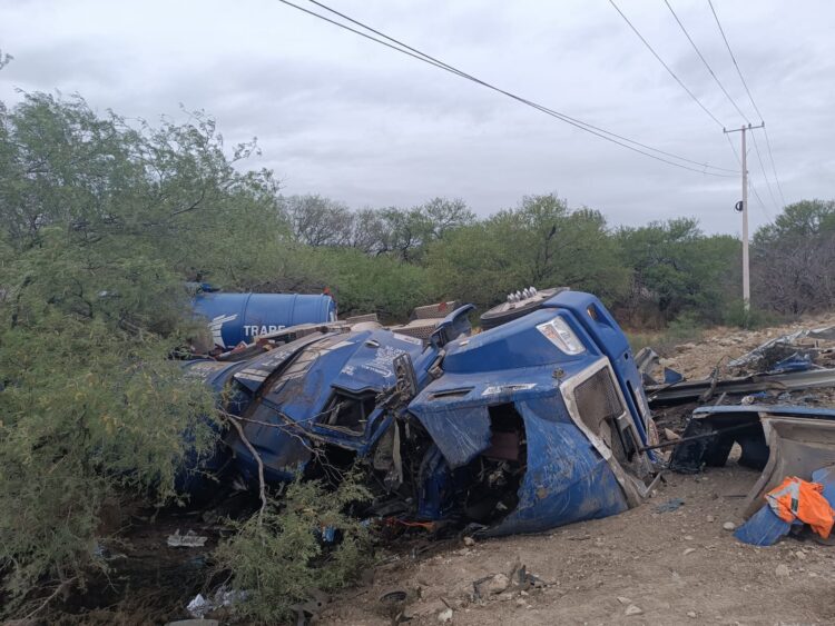 Vuelca pipa en la Carretera a Llera
