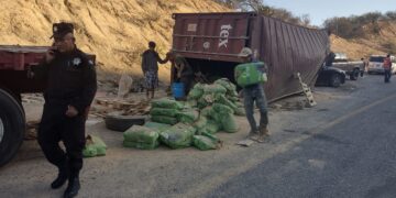 Vuelca segundo remolque de tráiler en Carretera Rumbo Nuevo