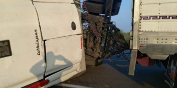Vuelca remolque de tráiler sobre carretera Victoria-Tula