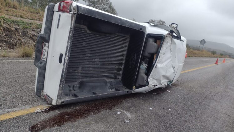 Una persona lesionada tras volcadura de camioneta