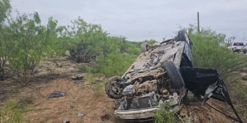 Pierde la vida al volcar su camioneta