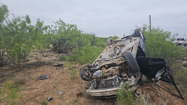 Pierde la vida al volcar su camioneta