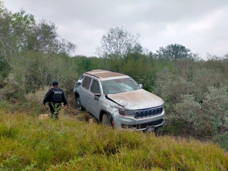 Se registra volcadura de camioneta en Carretera Federal 180