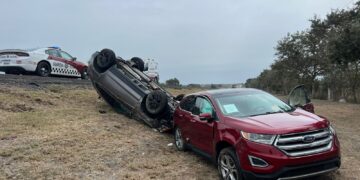 Dos camionetas participan en volcadura en Carretera Federal 81