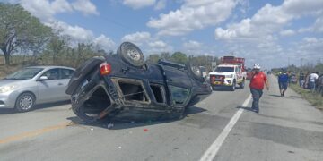 Familia vuelca en su camioneta de regreso a Tamaulipas