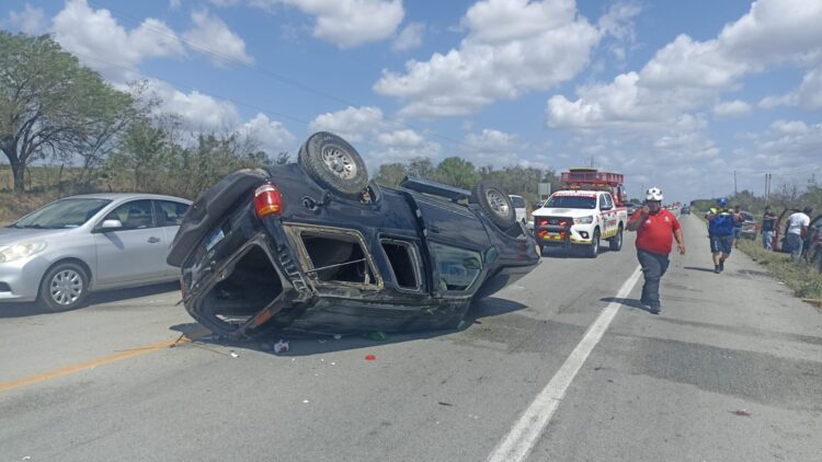 Familia vuelca en su camioneta de regreso a Tamaulipas