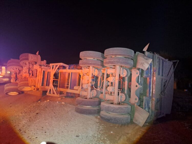Vuelca tráiler en la Carretera Federal 101 a la altura del puesto de revisión militar