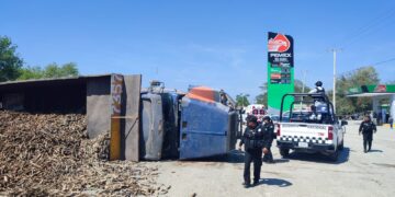 Choque entre camioneta y camión cañero deja a una persona sin vida