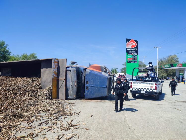 Choque entre camioneta y camión cañero deja a una persona sin vida