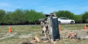 Hombre resulta lesionado en volcadura