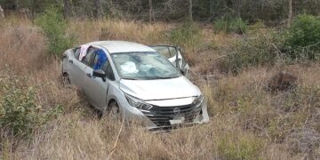 Vehículo sale de la cinta asfáltica y vuelca