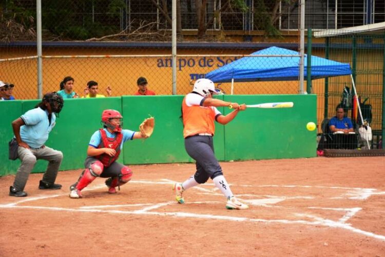 Avanza equipo femenil de softbol de la UAT, a universidad nacional