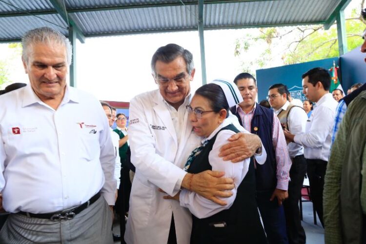 Entrega Américo tarjetas del programa La Clínica es Nuestra; refuerzan atención médica