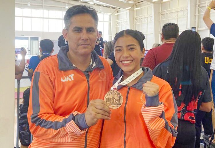Laura Zamora da bronce en Karate para la UAT